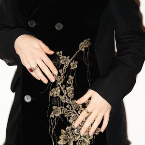 Alice Wegmann usa look de mais de R$ 40 mil