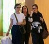 Âncora do 'Jornal Nacional', Renata Vasconcellos (à esquerda) passeou com a irmã gêmea, Lanza Mazza, em passeio por shopping do Rio neste sábado, 21 de junho de 2025