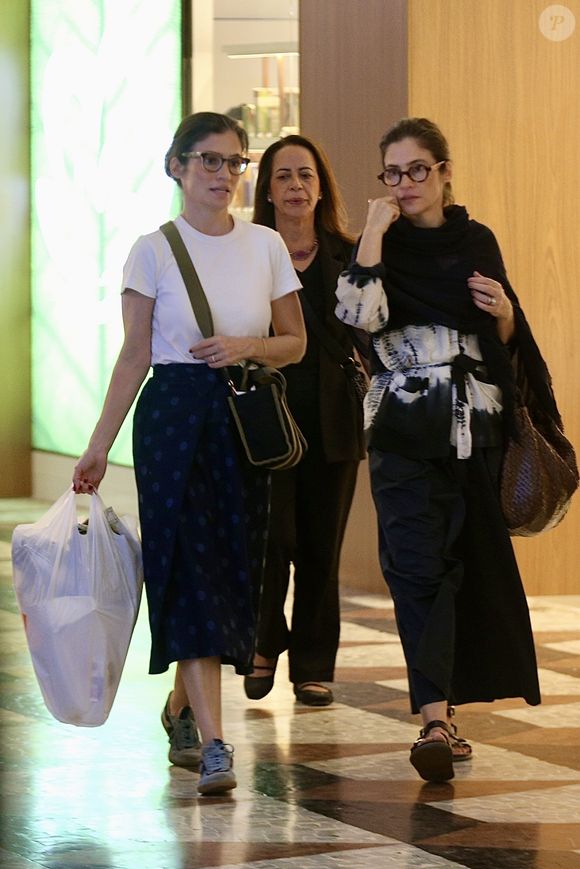 Âncora do 'Jornal Nacional', Renata Vasconcellos (à esquerda) passeou com a irmã gêmea, Lanza Mazza, em passeio por shopping do Rio neste sábado, 21 de junho de 2025