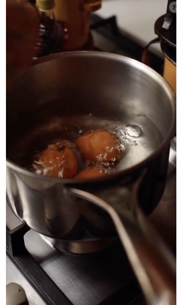 Cozinhe os ovos em água quase fervente, o que, segundo a chef, vai melhorar o resultado