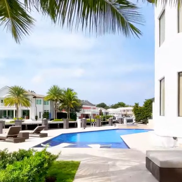 A propriedade onde Messi vive com Antonela Roccuzzo se tornou uma das mais conhecidas do mercado imobiliário de luxo americano