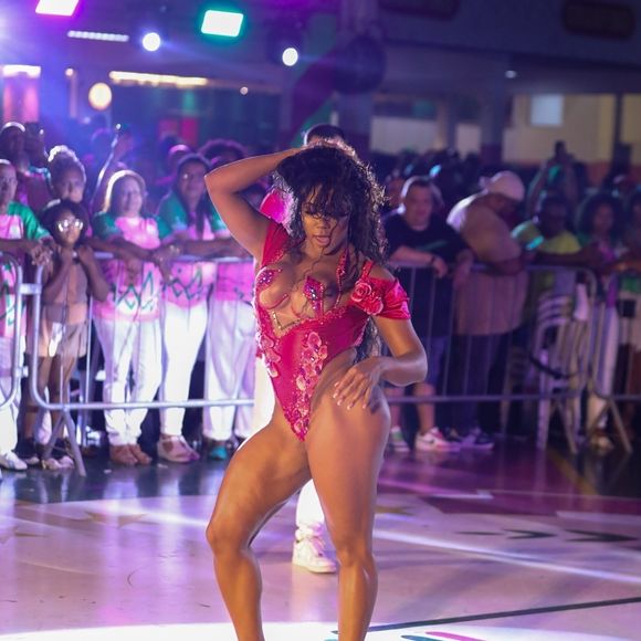 Evelyn Bastos faz sucesso com seu corpo super definido, em especial pelas coxas. Ela também tem silicone nos seios