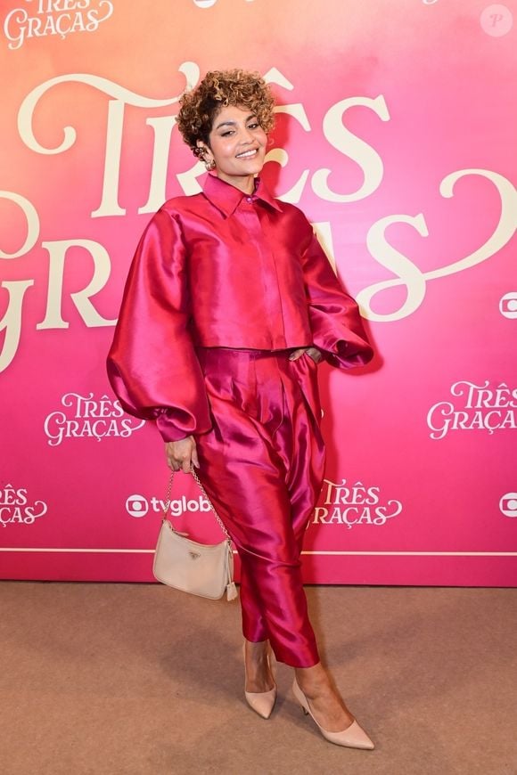 Lena em 'Três Graças', atriz Barbara Reis tem 1,75m de altura