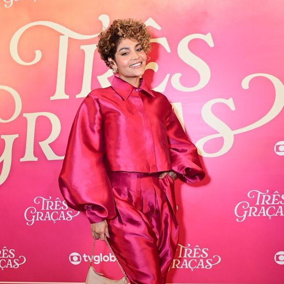 Lena em 'Três Graças', atriz Barbara Reis tem 1,75m de altura