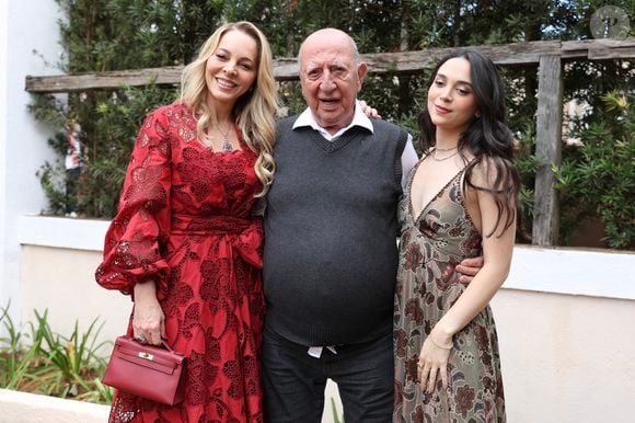 Mãe de Gabriel, Fabíola, Anísio Abraão e a filha Micaela na festa de Giovanna Lancellotti e Gabriel David.