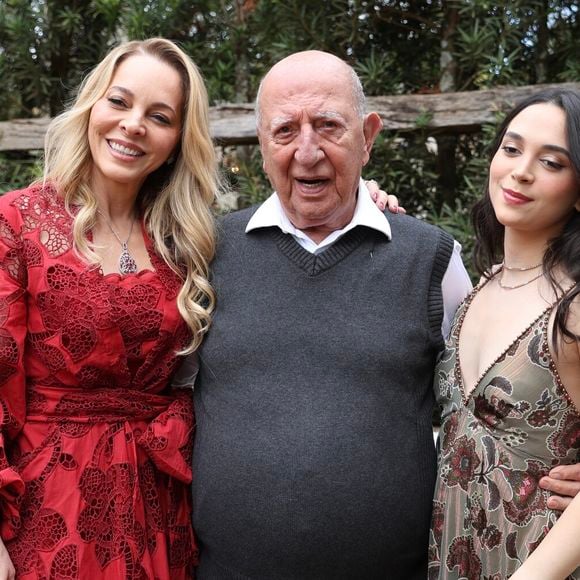 Mãe de Gabriel, Fabíola, Anísio Abraão e a filha Micaela na festa de Giovanna Lancellotti e Gabriel David.