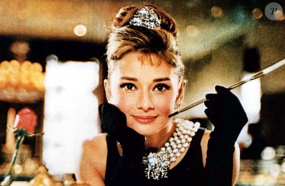 Hubert de Givenchy foi o estilista preferido de Audrey. Eles se conheceram em 1953, e ela se tornou sua musa. O famoso vestido preto de "Bonequinha de Luxo" é uma criação dele