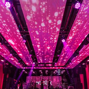 O teto de LED e os refletores móveis criam uma iluminação cênica sobre a pista de dança da festa da WePink