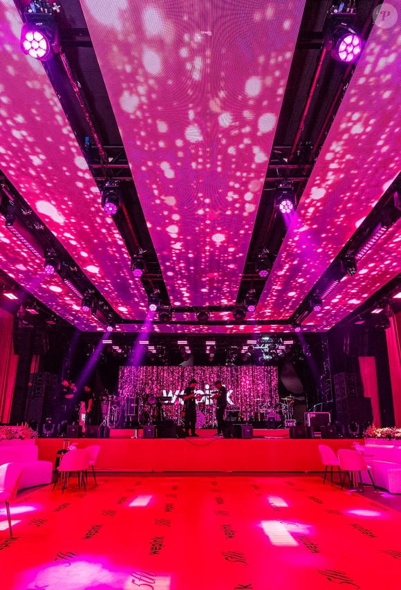 O teto de LED e os refletores móveis criam uma iluminação cênica sobre a pista de dança da festa da WePink
