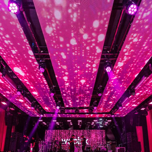 O teto de LED e os refletores móveis criam uma iluminação cênica sobre a pista de dança da festa da WePink