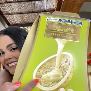 Camila Loures divulgou em seu perfil do Instagram, nesta quinta-feira (27), um vídeo em que prova um ovo de páscoa de pistache de uma marca de chocolates suiço