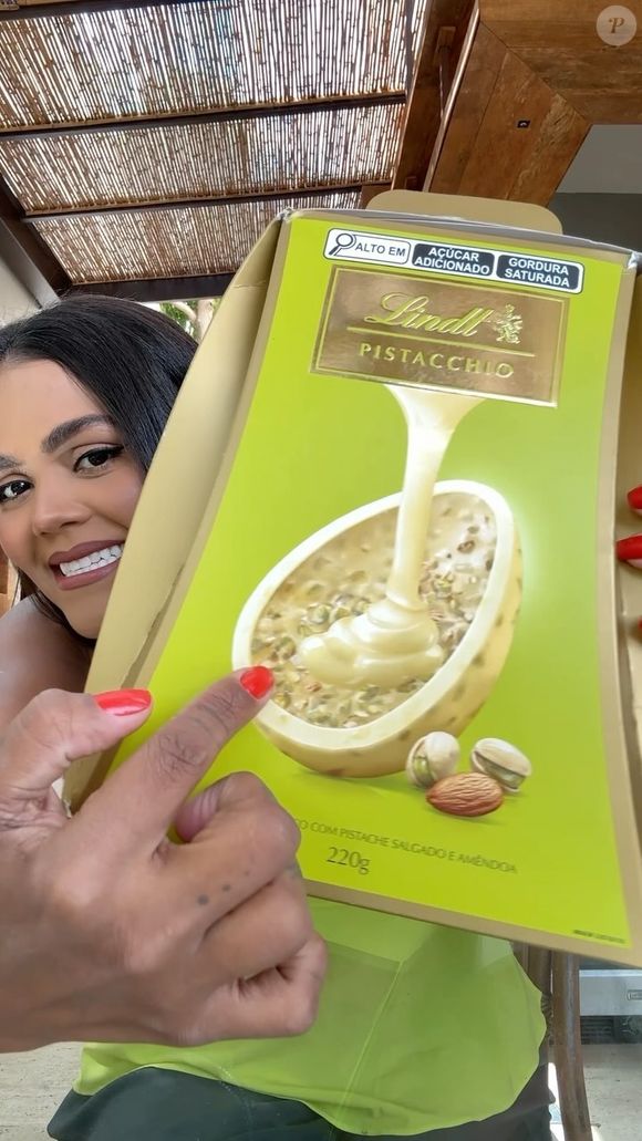 Camila Loures divulgou em seu perfil do Instagram, nesta quinta-feira (27), um vídeo em que prova um ovo de páscoa de pistache de uma marca de chocolates suiço