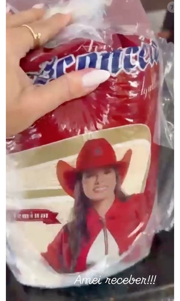 Ao mostrar o arroz, Poliana Rocha disse que fica soltinho e até revelou que iria mandar alguns pacotes para a casa de Zé Felipe