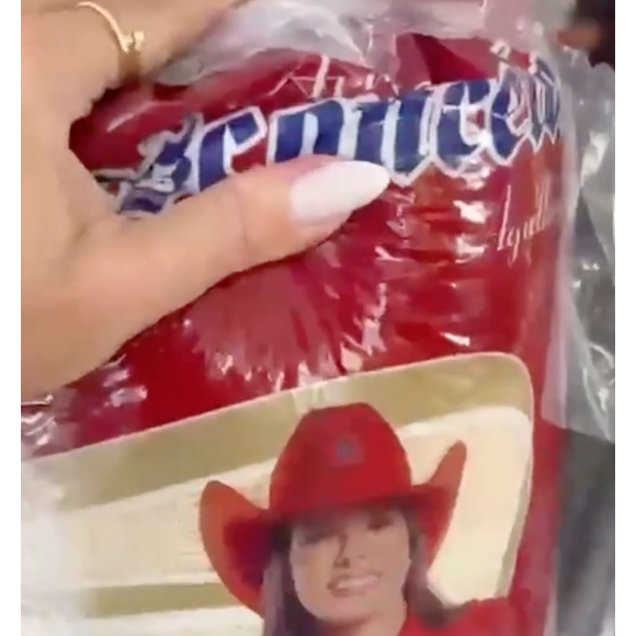 Ao mostrar o arroz, Poliana Rocha disse que fica soltinho e até revelou que iria mandar alguns pacotes para a casa de Zé Felipe