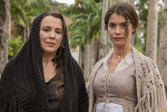 Lívia (Alinne Moraes) corre para contar tudo a Emília (Ana Beatriz Nogueira), que também fica perplexa ao descobrir o segredo mantido por Vitória durante tanto tempo.