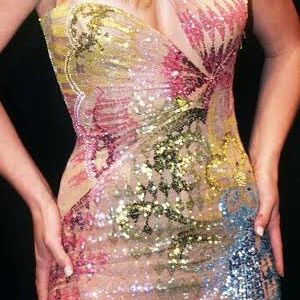Britney Spears usou um vestido Versace em 2002, em um desfile da grife em Milão. A peça se tornou icônica, sendo usada mais de 20 anos depois por ela mesma em uma versão curta em 2024 e pela atriz Blake Lively na estreia de um filme no mesmo ano