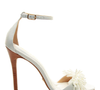Sandália de couro branco da Cecconello aposta em salto alto de 11 cm e tira larga adornada com miçangas para levar brilho e sofisticação aos looks de festa
