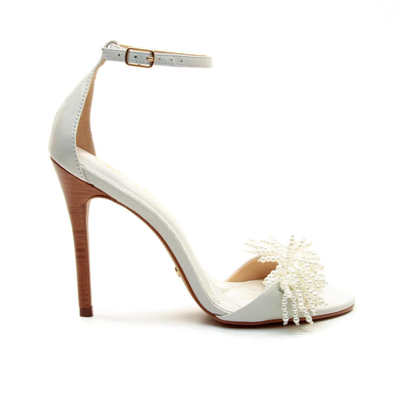 Sandália de couro branco da Cecconello aposta em salto alto de 11 cm e tira larga adornada com miçangas para levar brilho e sofisticação aos looks de festa