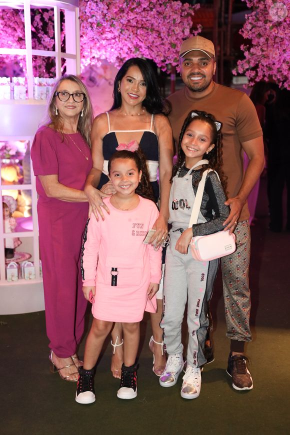 O casal Tirullipa e Stefânia Lemos com as filhas, Lunna e Layla