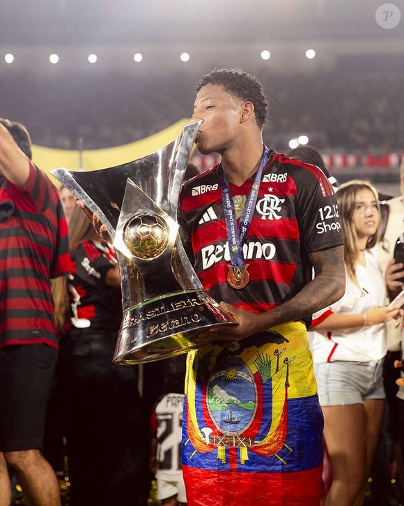 Jogador do Flamengo, Plata tem feito agora suas próprias festinhas: '70 mulheres', entregou fonte