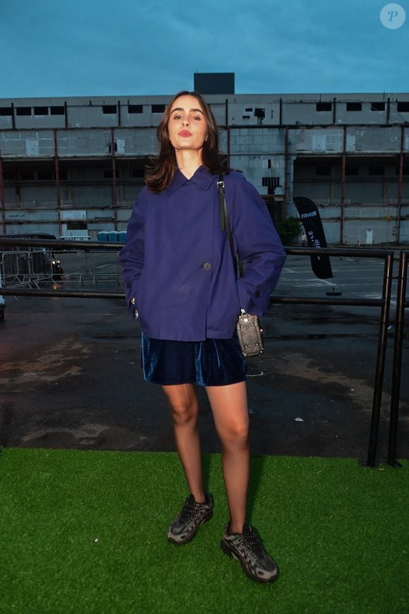 Estilosa, Valentina Herszage usou uma camisa oversized com minissaia para curtir o festival musical