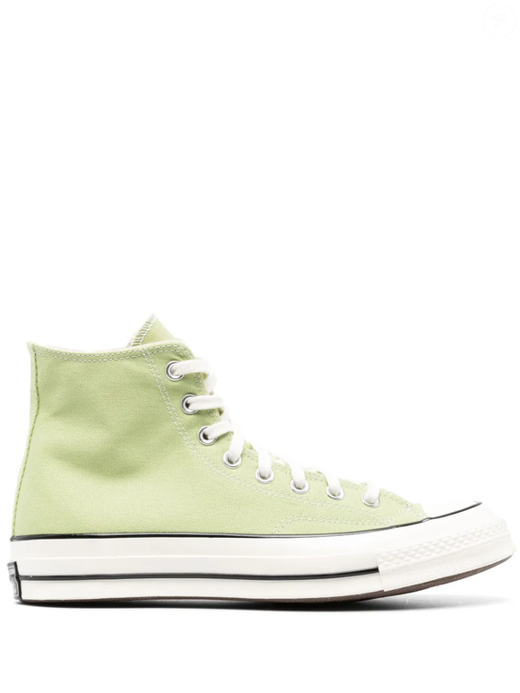 Com referências em verde menta, branco e preto, o Chuck 70 reúne cap toe bicolor, logo na lateral, bico arredondado e solado flat de borracha