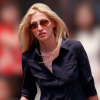 Vicenza se inspira em Carolyn Bessette-Kennedy para criar a sandália de dedo com salto bloco, a cara dos anos 90 e perfeita para o Outono 2026