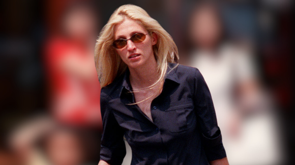 Vicenza se inspira em Carolyn Bessette-Kennedy para criar a sandália de dedo com salto bloco, a cara dos anos 90 e perfeita para o Outono 2026