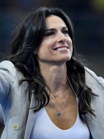 A Bershka se inspira em Gabriela Sabatini para criar blazers confortáveis e elegantes, que vão fazer sucesso entre mulheres com mais de 50 anos