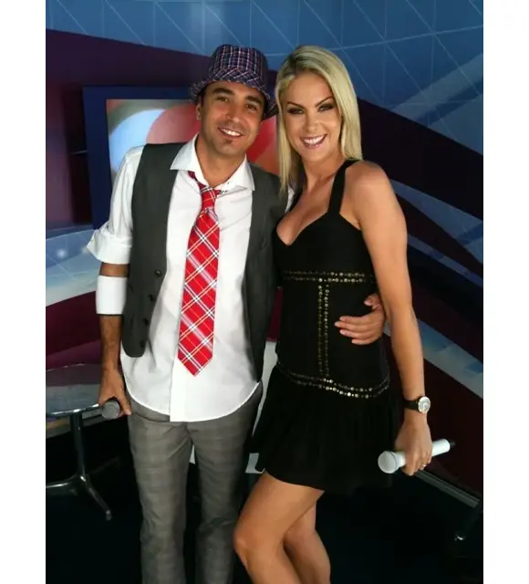 Ana Hickmann enfrentou uma confusão com Latino no palco do ‘Tudo é Possível’ em 2011