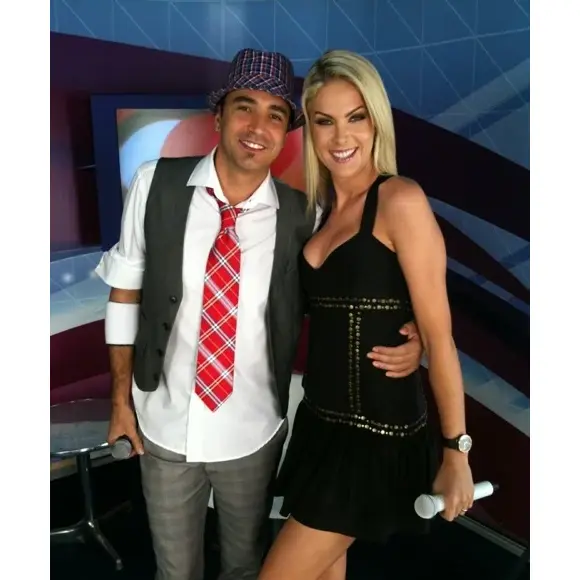 Ana Hickmann enfrentou uma confusão com Latino no palco do ‘Tudo é Possível’ em 2011