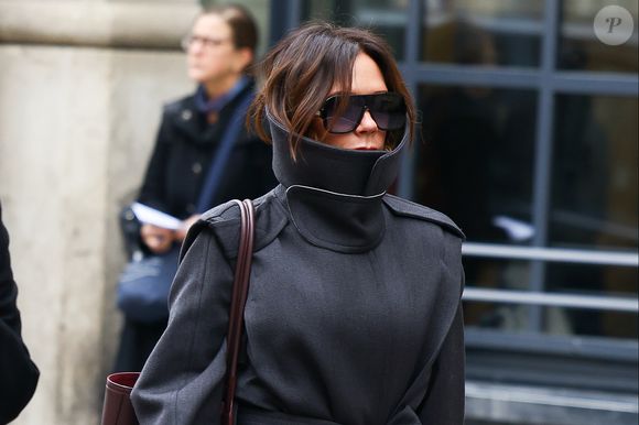 Victoria Beckham alegou que o desconforto com os problemas de acne fizeram com que ela evitasse sorrir para fotos