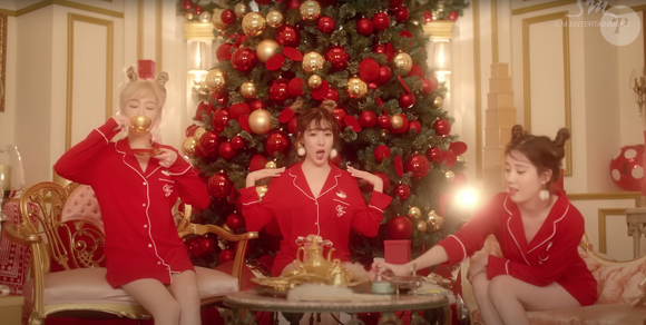 'Dear Santa', do Girls' Generation-TTS, é um K-pop com início melódico e uma quebra total de expectativa no meio da música, quando ela fica super agitada