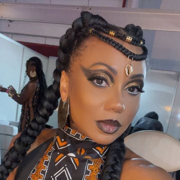 Ex-bailarina do Ratinho quer R$ 2 milhões de indenização por danos morais e que a futura sentença seja publicada na íntegra em jornais de grande circulação