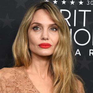 Angelina Jolie: a Paralisia de Bell é uma condição que resulta em uma paralisia temporária dos músculos de um lado do rosto