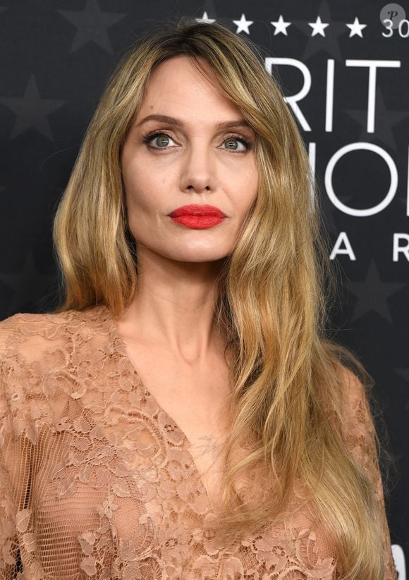 Angelina Jolie: a Paralisia de Bell é uma condição que resulta em uma paralisia temporária dos músculos de um lado do rosto