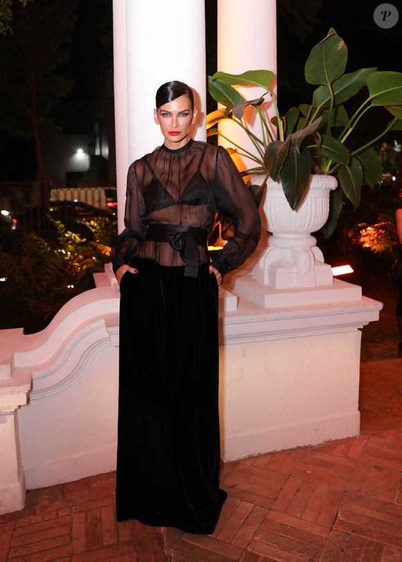 Com roupa transparente, Fernanda Motta também passou pelo desfile da Dolce & Gabbana