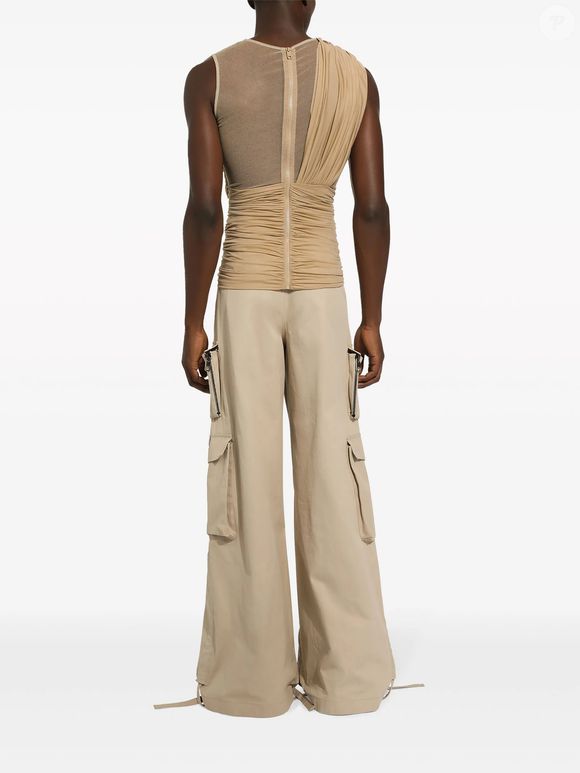 Pietro vê a moda como uma extensão de sua expressão artística, conectando-a com sua carreira musical. Ele destaca que a música o ajudou a se entender melhor e encontrar seu caminho na moda, considerando ambas as áreas como formas interligadas de arte.