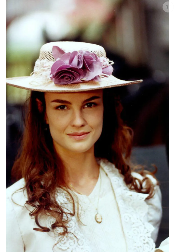 A atriz Carolina Kasting foi Rosana em 'Terra Nostra'. Sua personagem era destemida, ousada, e não media esforços para conseguir aquilo que quer. Se a novela fosse ambientada hoje, ela adoraria usar o perfume Luna Intenso, da Natura.