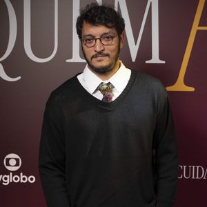 O ator Allan Souza Lima vive Tom, homem controlador que mantém Elenice, de Mariana Sena, em um relacionamento abusivo