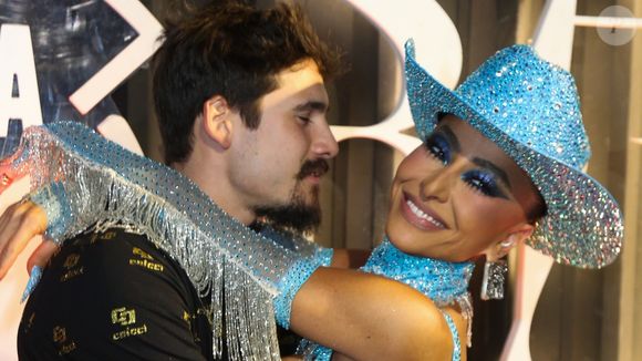 Nicolas Prattes faz surpresa romântica para Sabrina Sato nos 2 anos juntos: 'Os mais felizes da minha vida'