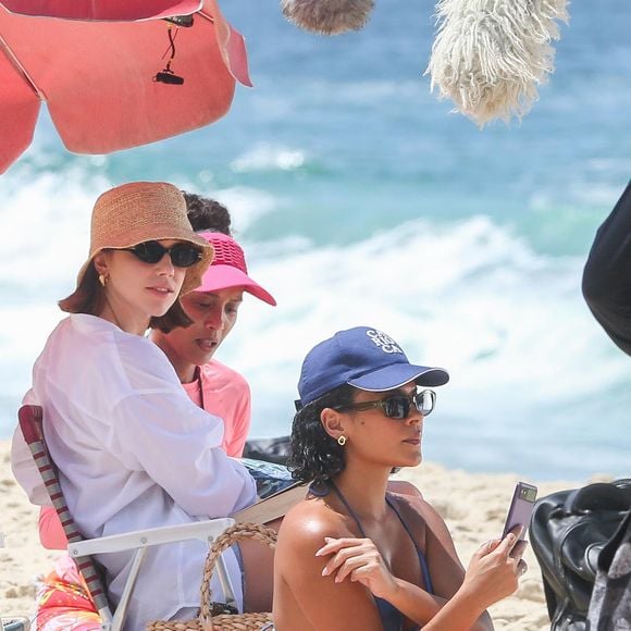 Bastidores quentes! Sob o sol escaldante do Rio, Bella Campos grava sequência importante da novela e entrega uma personagem cheia de nuances.