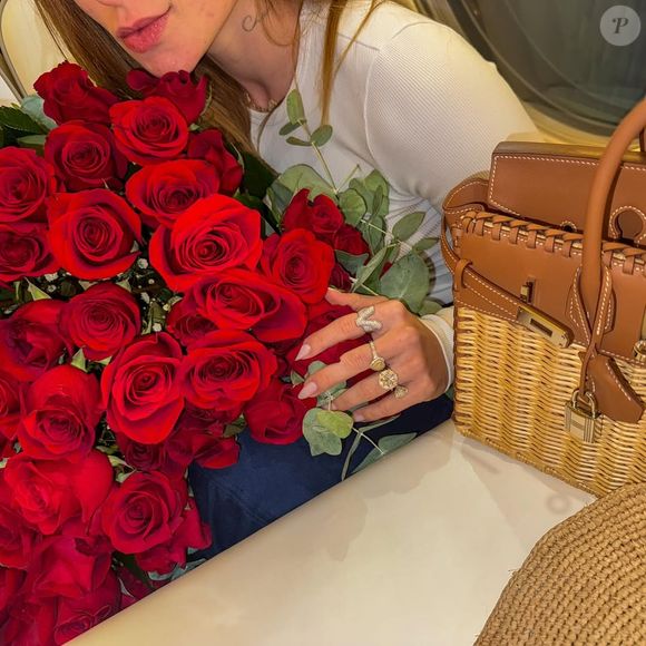 A influenciadora elogiou o presente, mas não contou quem deu as rosas; web suspeita que seja Vini Jr.