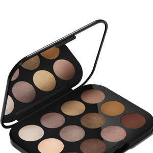 A sombra 'Uninterrupted” da paleta Connect in Colour “Unfiltered Nudes' foi a escolha certeira para criar o esfumado neutro de Doja Cat, garantindo profundidade elegante e um acabamento sofisticado que valoriza qualquer idade
