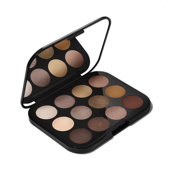 A sombra 'Uninterrupted” da paleta Connect in Colour “Unfiltered Nudes' foi a escolha certeira para criar o esfumado neutro de Doja Cat, garantindo profundidade elegante e um acabamento sofisticado que valoriza qualquer idade