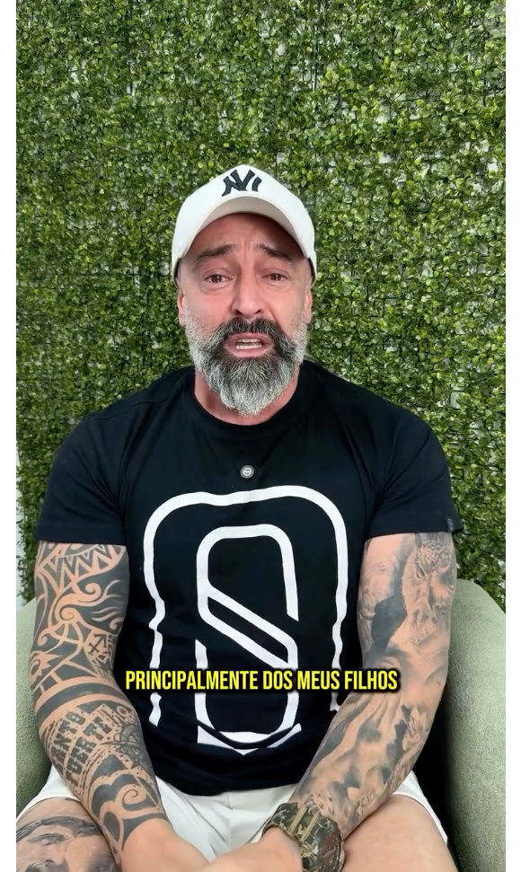 Durante o vídeo, Cris Pereira chorou ao falar sobre os filhos e a mãe