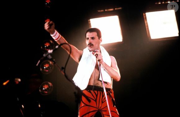 5. Freddie Mercury (1985) - Durante o primeiro Rock in Rio, o lendário vocalista do Queen pediu 200 toalhas e uma dose de saquê mantida a 20 graus. Após o show, seu camarim foi encontrado em estado de destruição: frutas coladas no teto, espelhos quebrados e um rastro de rock'n'roll nos bastidores.