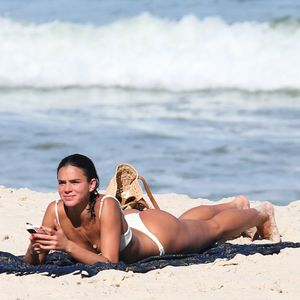 Bruna Marquezine relaxou na areia deitada em uma cama