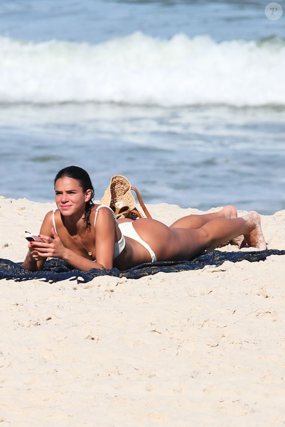 Bruna Marquezine relaxou na areia deitada em uma cama