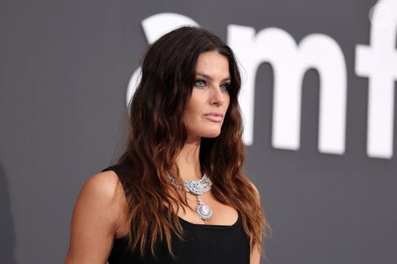 Isabeli Fontana levou luxo extremo ao baile da amfAR em Cannes ao surgir com a joia milionária usada por Beyoncé semanas antes no MET Gala 2026